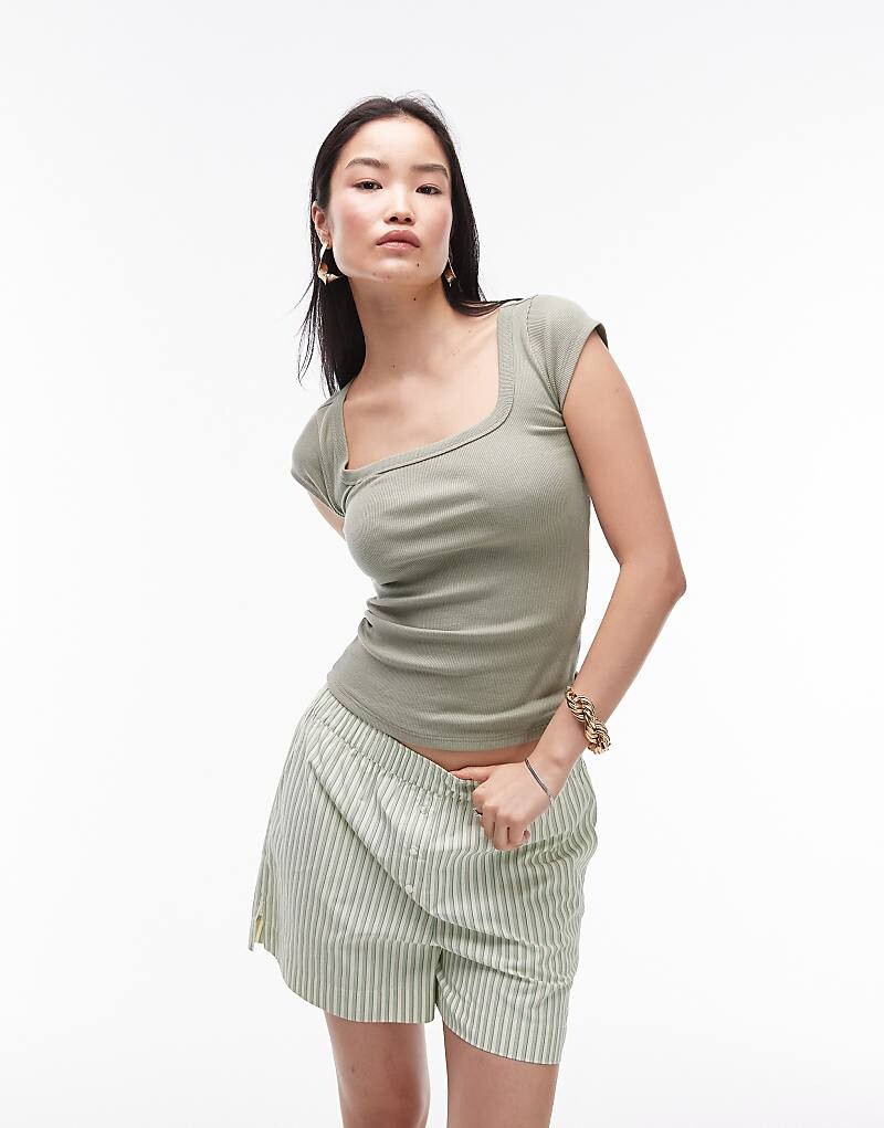 

Topshop — футболка цвета хаки в рубчик с квадратным вырезом и короткими рукавами