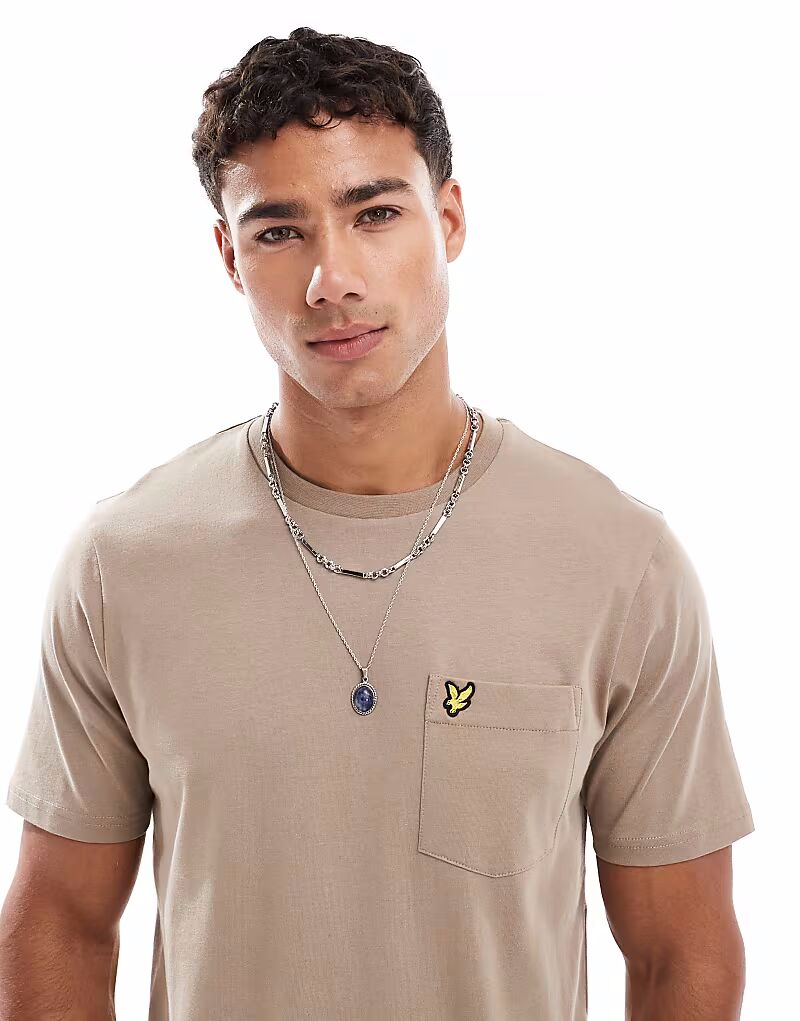 

Футболка Lyle & Scott Ss с карманом в цвете пустынный серо-коричневый x796