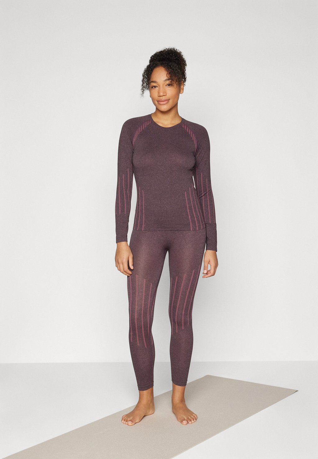 

Спортивный костюм ONPHUG SEAMLESS BASELAYER SET ONLY Play, сиреневый