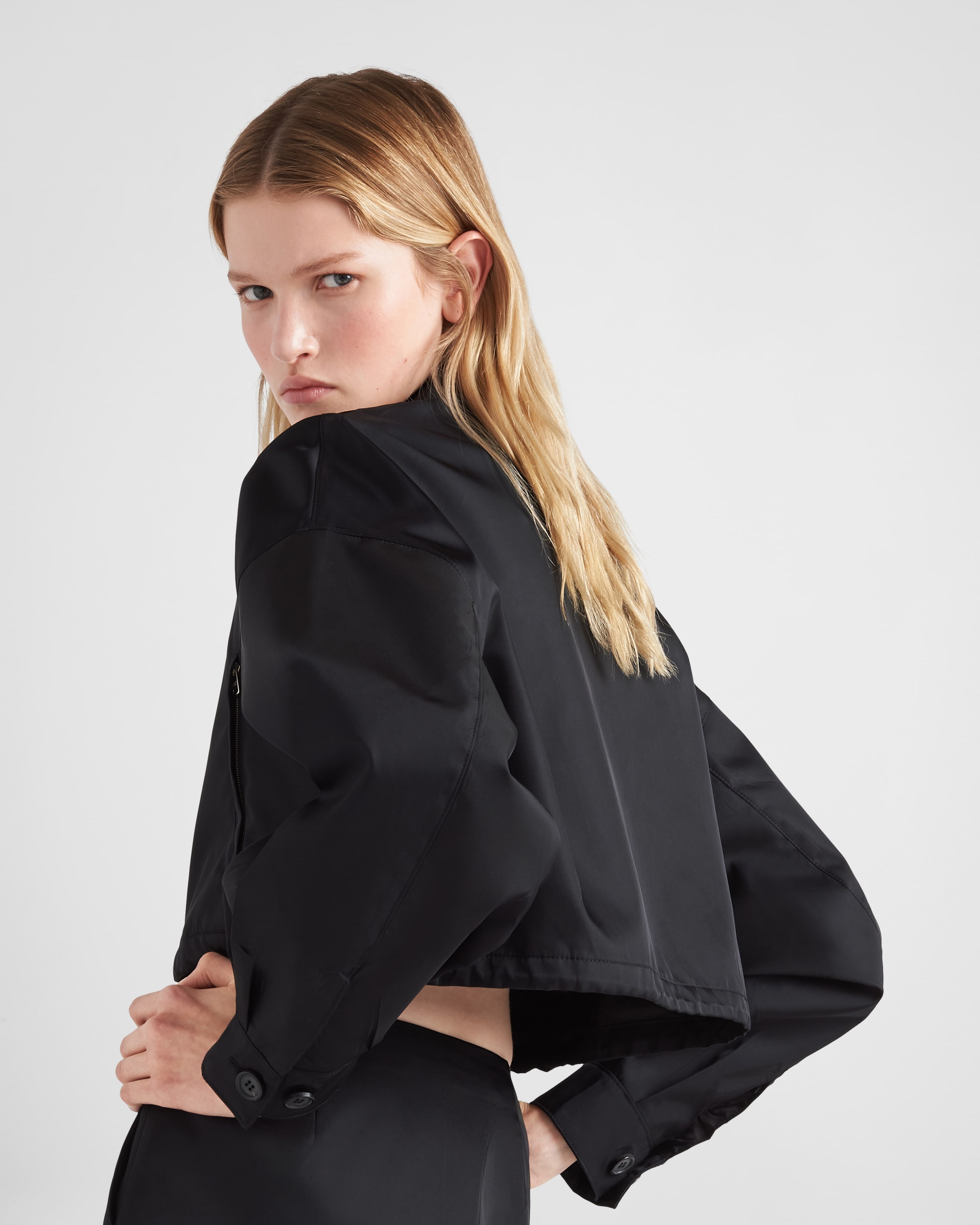 Укороченный блузон из переработанного нейлона Prada, черный — фото 3