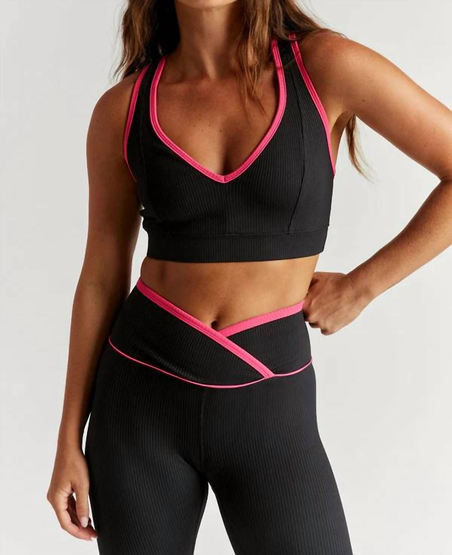 

Ребристый бюстгальтер с V-образным вырезом, черный/пурпурный Year Of Ours, черный/пурпурный