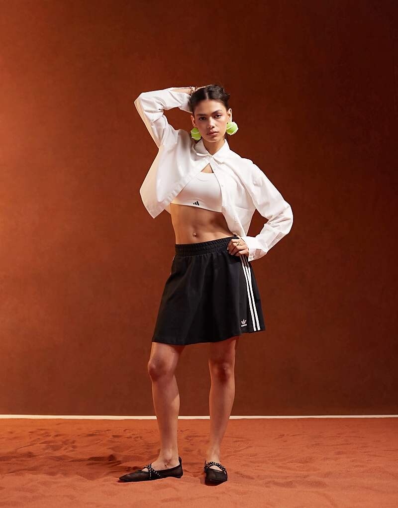 

Черная мини-юбка adidas Originals – с тремя полосками