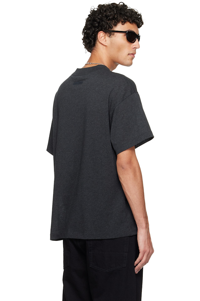Fear Of God Essentials Серая праздничная вышитая базовая футболка — фото 3