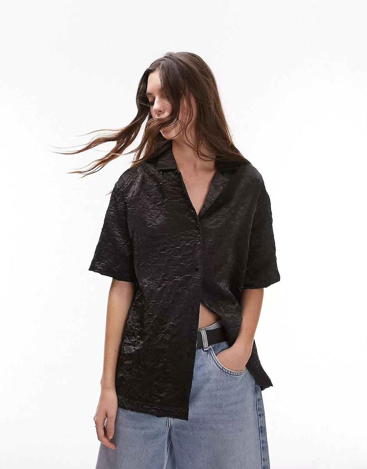 

Черная курортная рубашка из жатого атласа Topshop