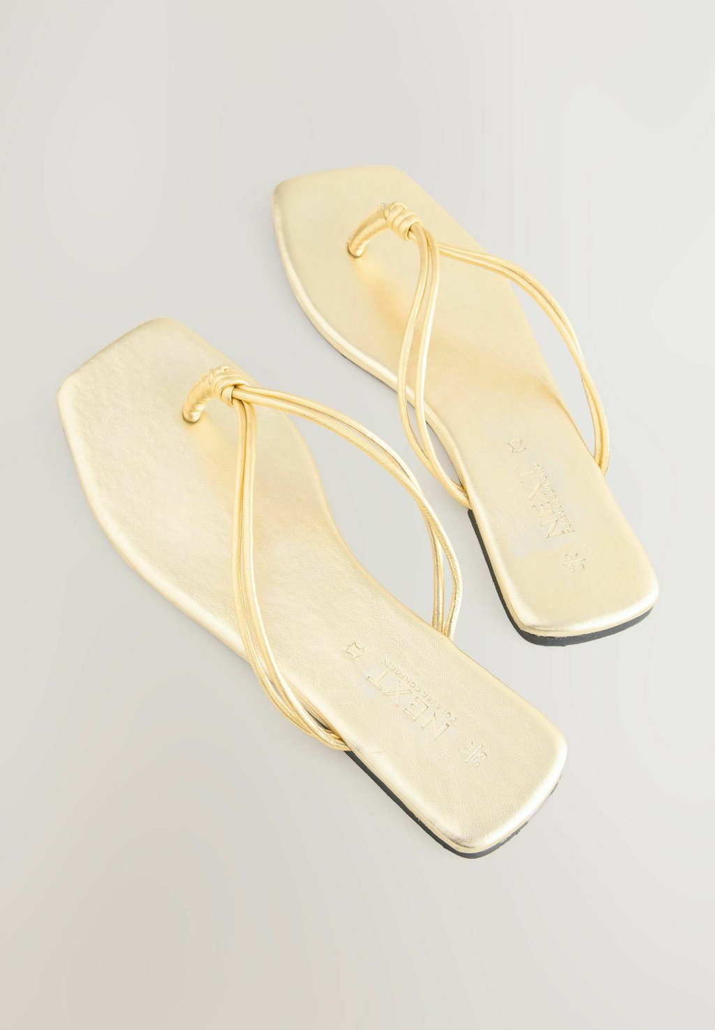 Сандалии с Т-образной застежкой FOREVER COMFORT KNOTTED TOE THONGS Next, золотистый — фото 3