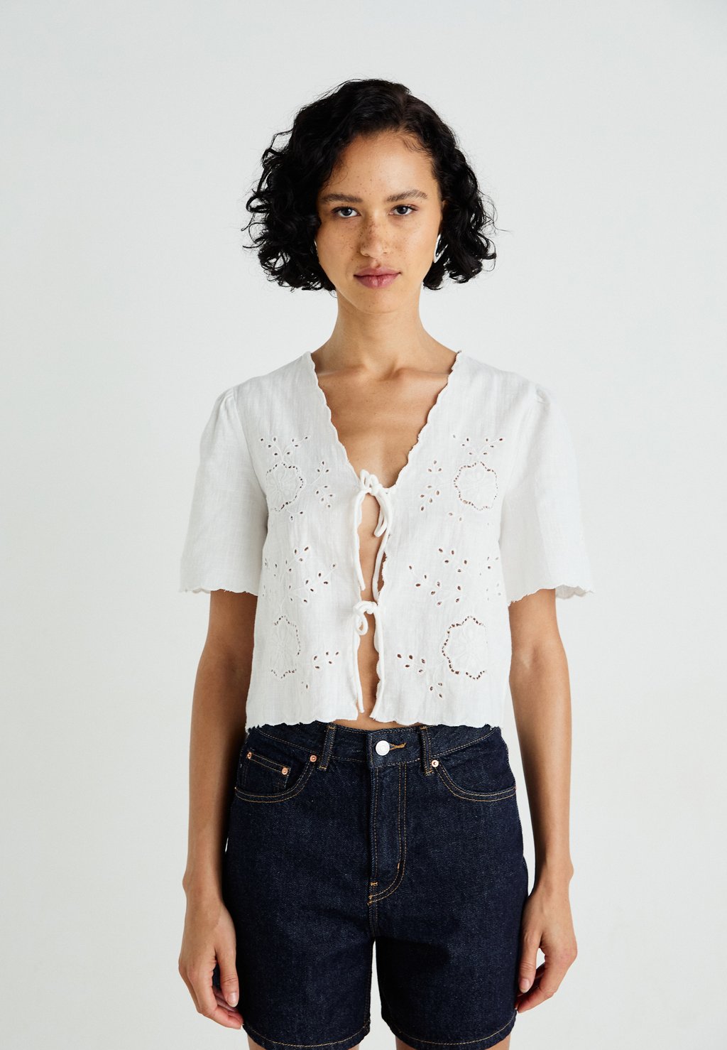 

Блуза SCALLOP EDGE Gina Tricot, белый