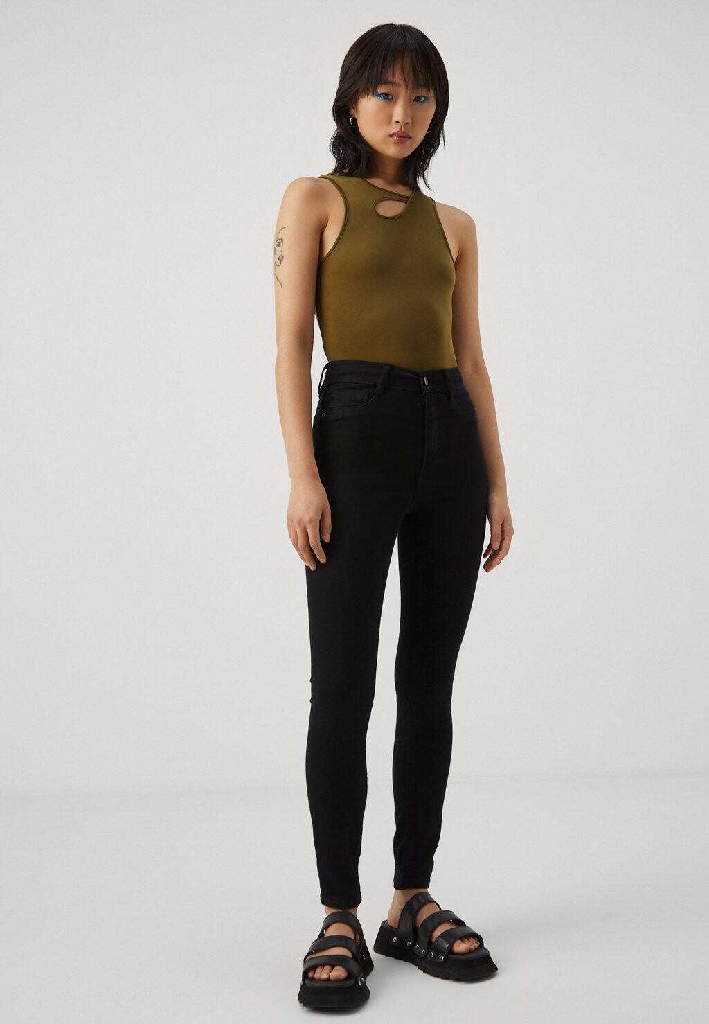 

Джинсы Skinny Fit High Gina Tricot Petite, черные