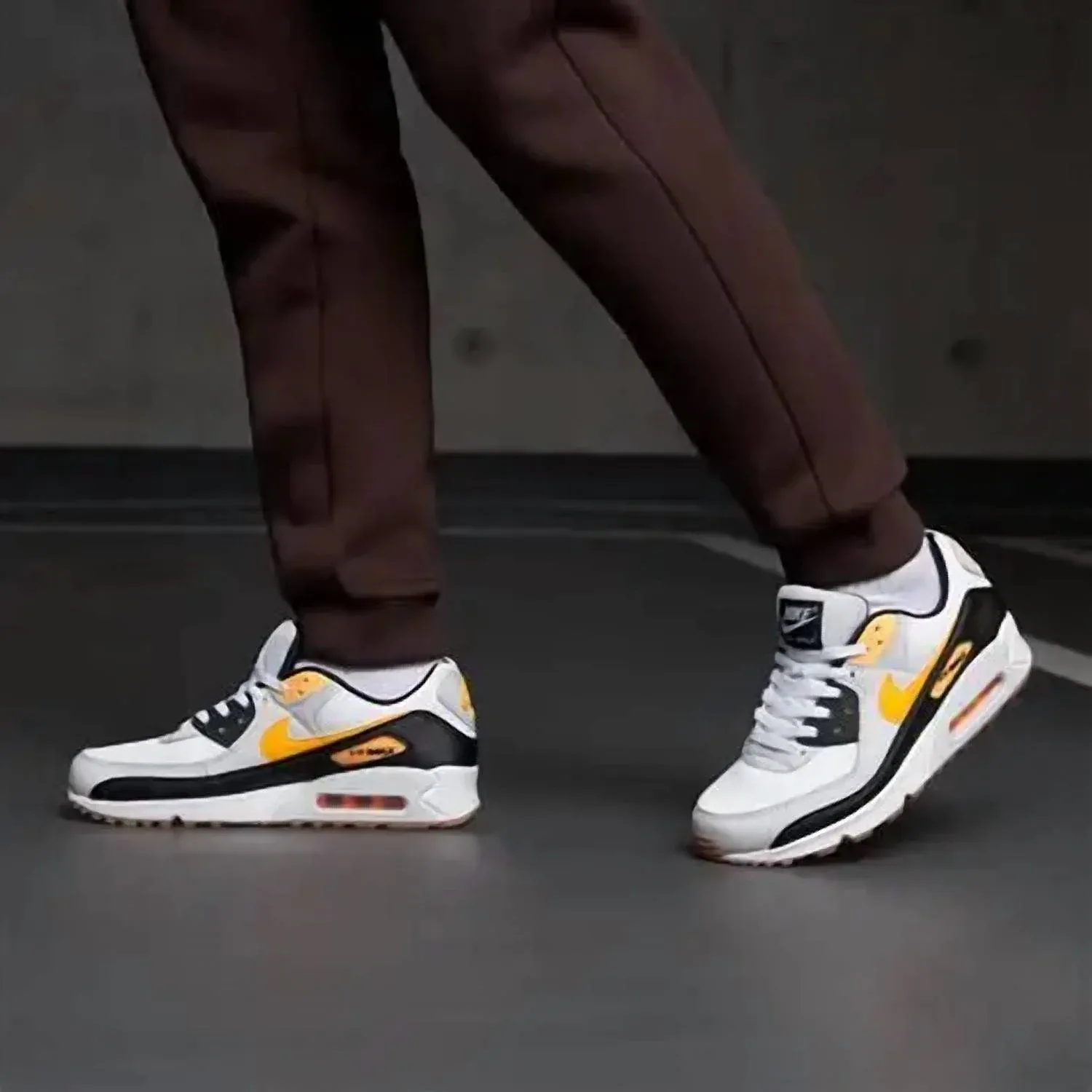 Мужские кроссовки Air Max 90 в расцветке White/Photon Dust/Black/Laser Orange Nike — фото 3