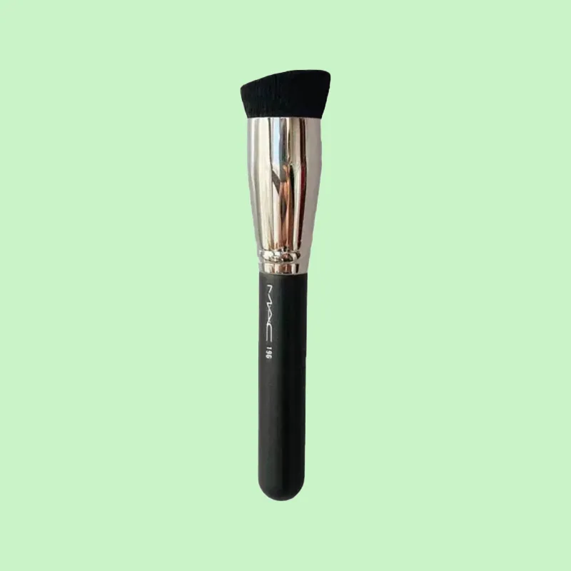 Скошенная кисть для тональной основы с плоской головкой MAC, Angle Flat Top Foundation Brush — фото 2