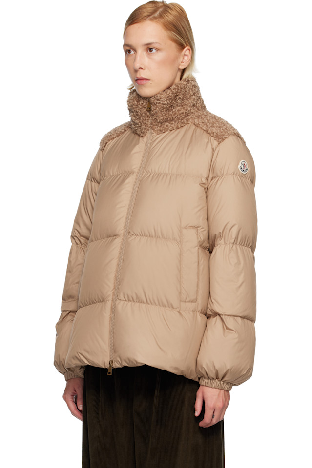 Moncler Бежевая короткая пуховая куртка esnaie с отделкой "мишка" — фото 4
