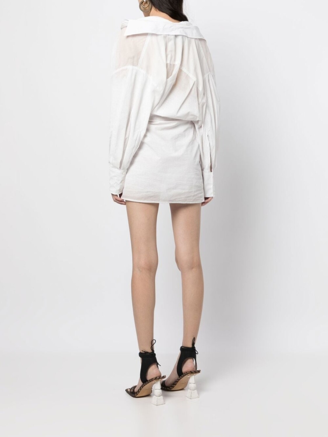 Jacquemus платье мини с перекрученной деталью, белый — фото 4