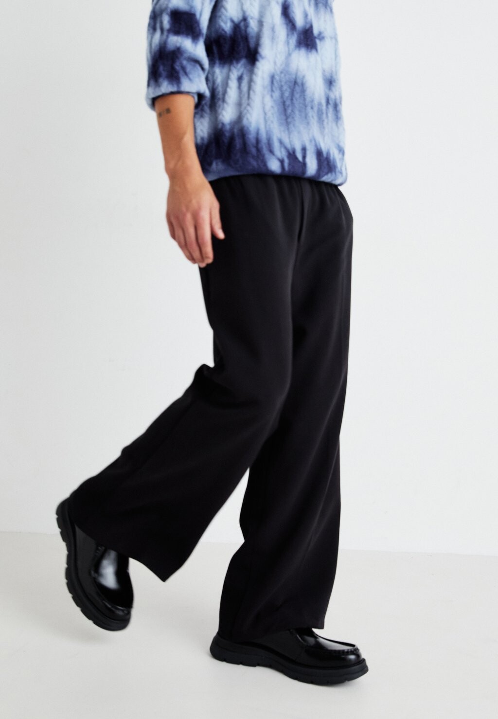 

Брюки GABRIEL LOOSE TROUSERS Weekday, черный