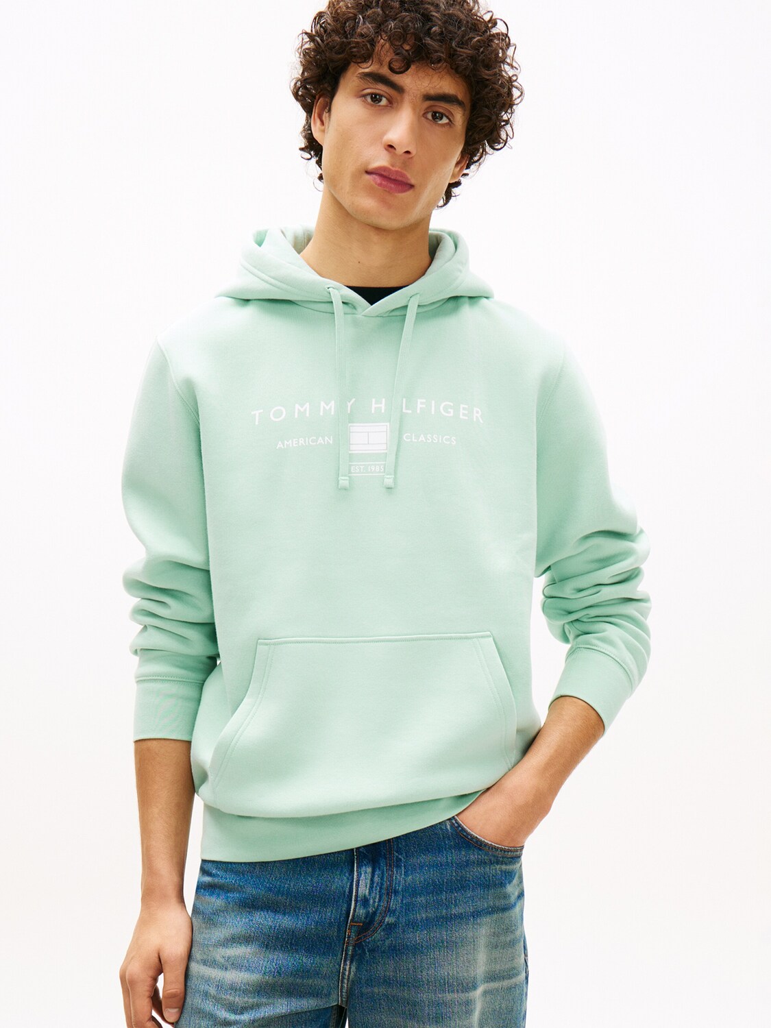 TOMMY HILFIGER Толстовка 'BRAND LOVE' в светло-зеленом цвете — фото 2