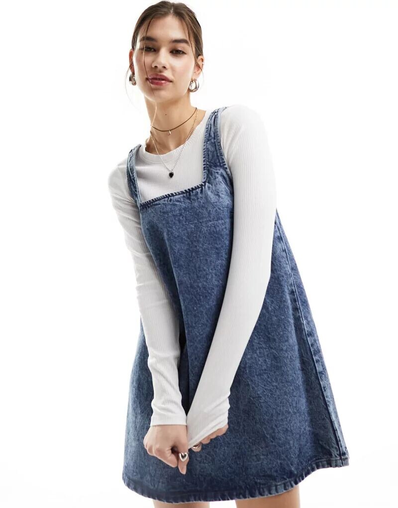 

Мини-комбинезон Monki из джинсовой ткани светло-кислотного цвета