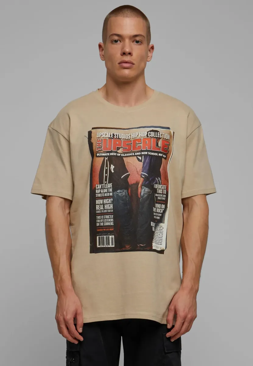 

Футболка Upscale by Mister Tee "Upscale by Mister Tee Unisex Upscale Magazine Oversize Tee", цвет Sand