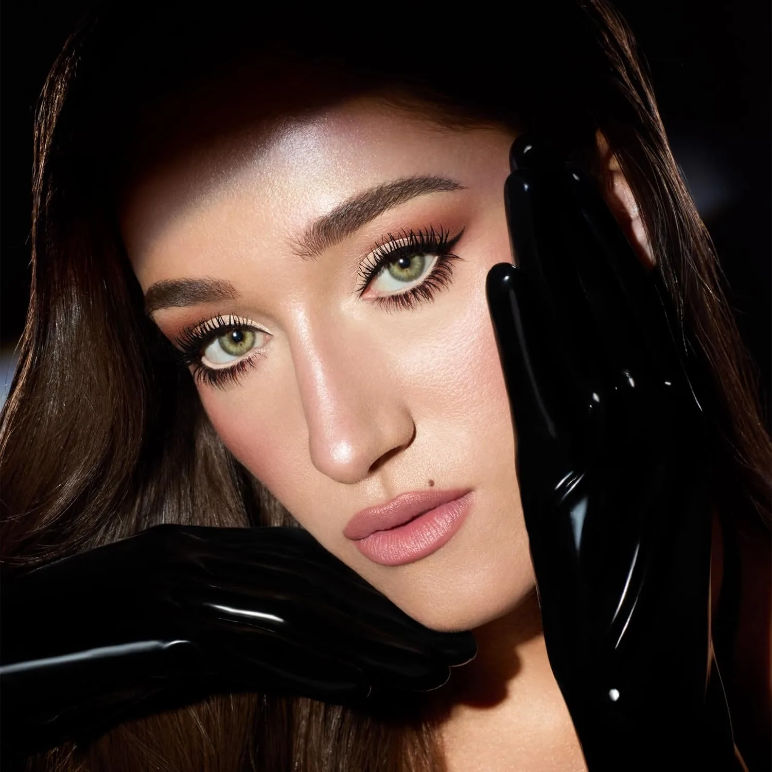 Подводка для глаз Charlotte Tilbury Exagger-Eyes Eyeliner Duo - двусторонняя, не размазывается, с двумя взаимодополняющими оттенками - стойкая, водостойкая, влагостойкая - черная, Metallic Champagne and Matte Black — фото 3