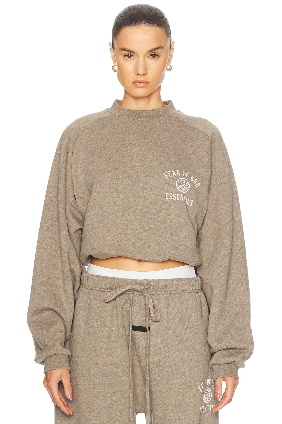 

Укороченный свитшот с круглым вырезом Fear of God ESSENTIALS, цвет Heather Gray