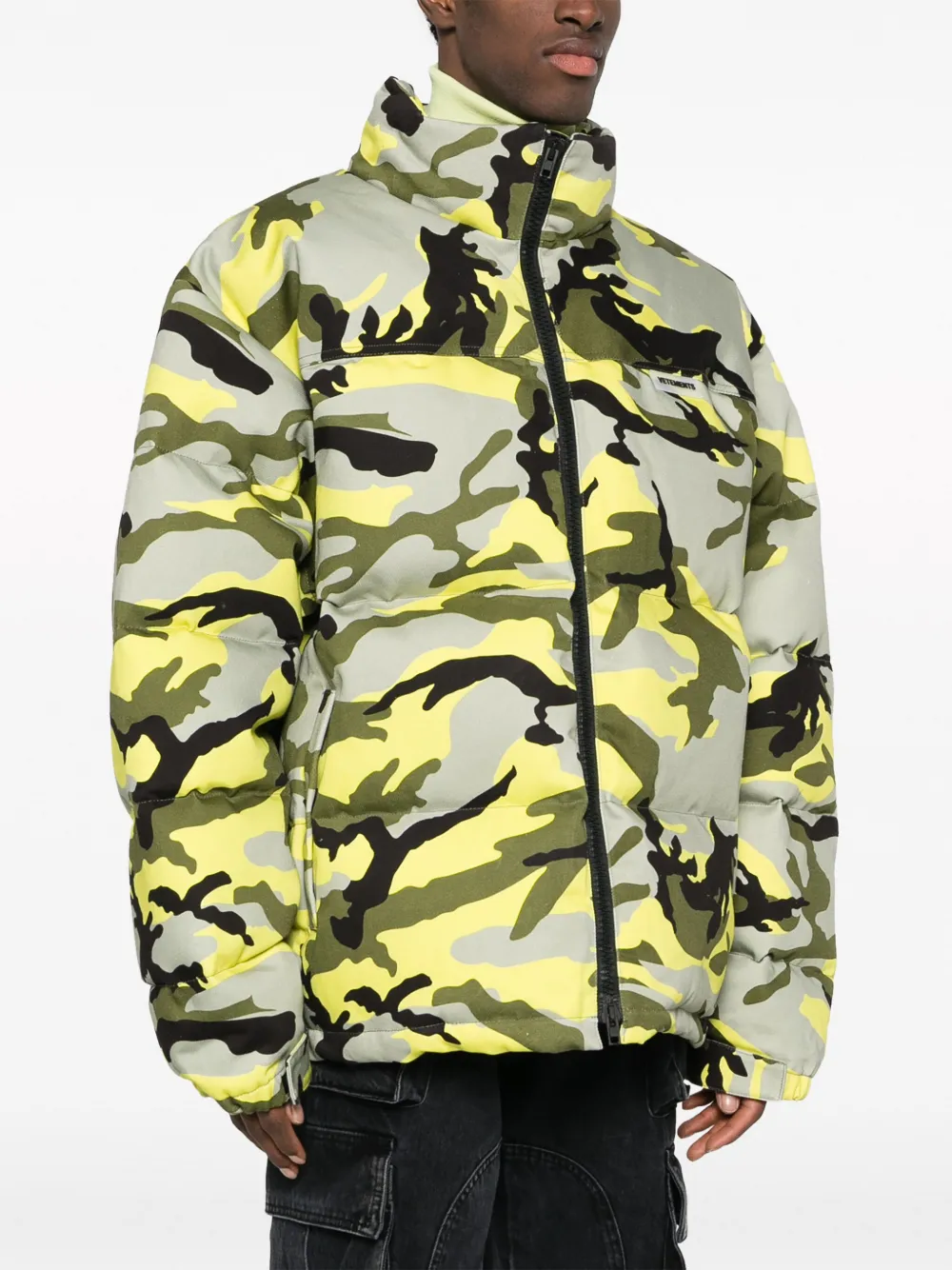 Пуховик с камуфляжным принтом VETEMENTS, зеленый — фото 3