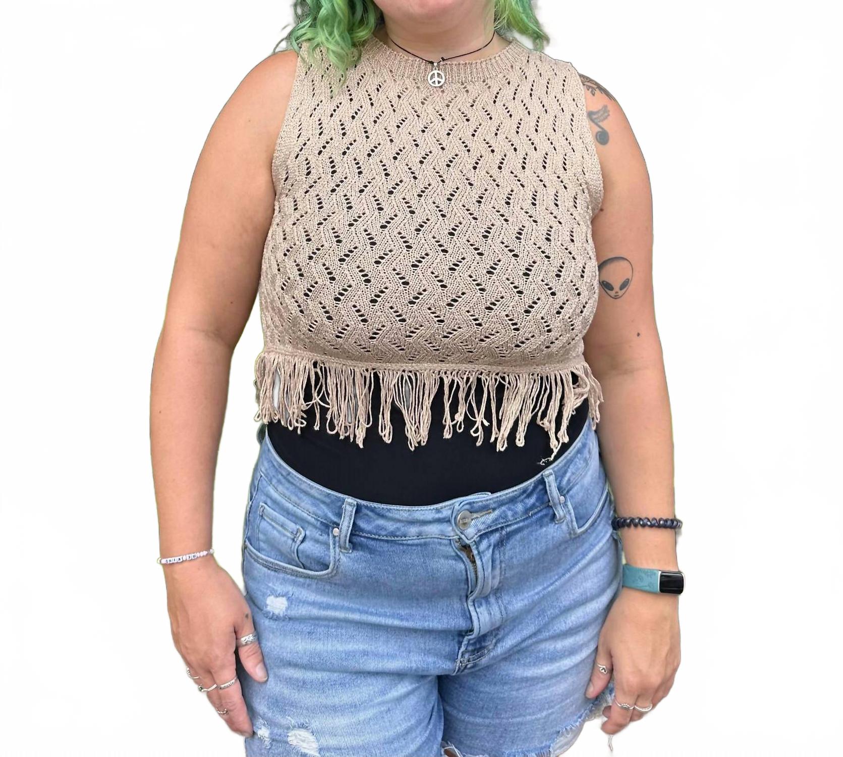

Женский топ с люрексом, бахромой и вязаным узором в бежевом цвете Adora