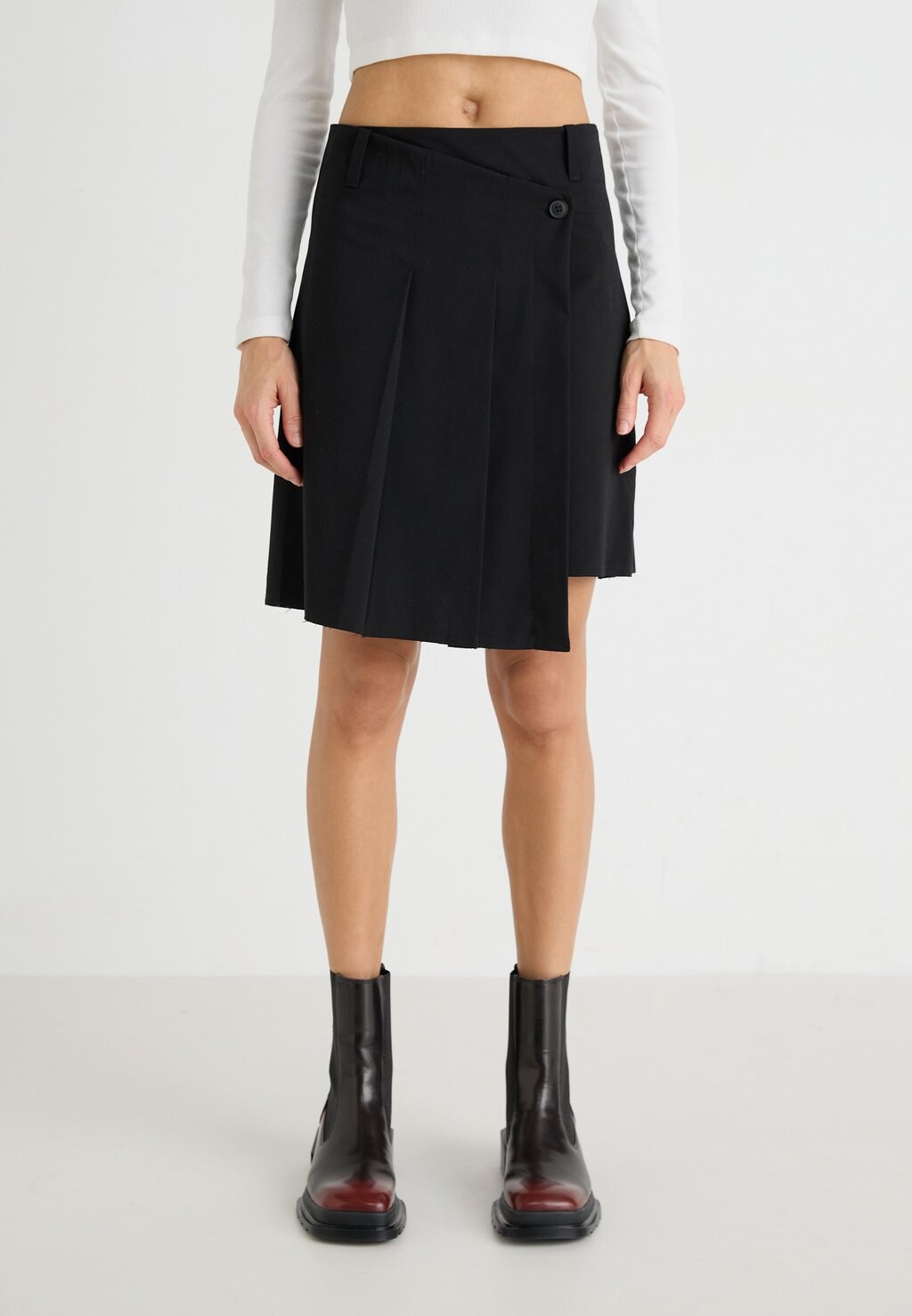 

Юбка с запахом PLEATED MIDI SKIRT Weekday, черный