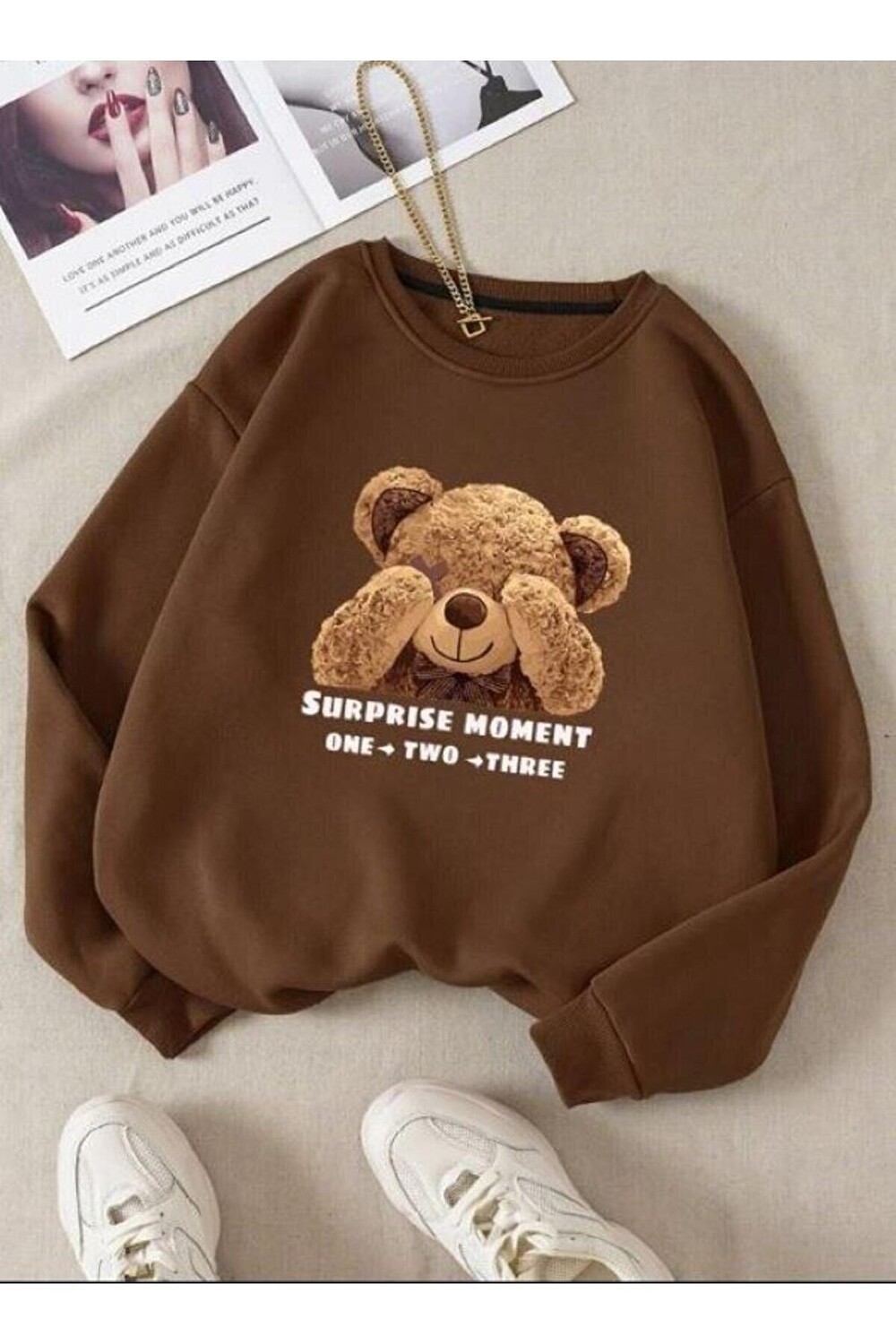 

Женский коричневый свитшот с круглым вырезом и принтом Shy Teddy Bear Trendseninle