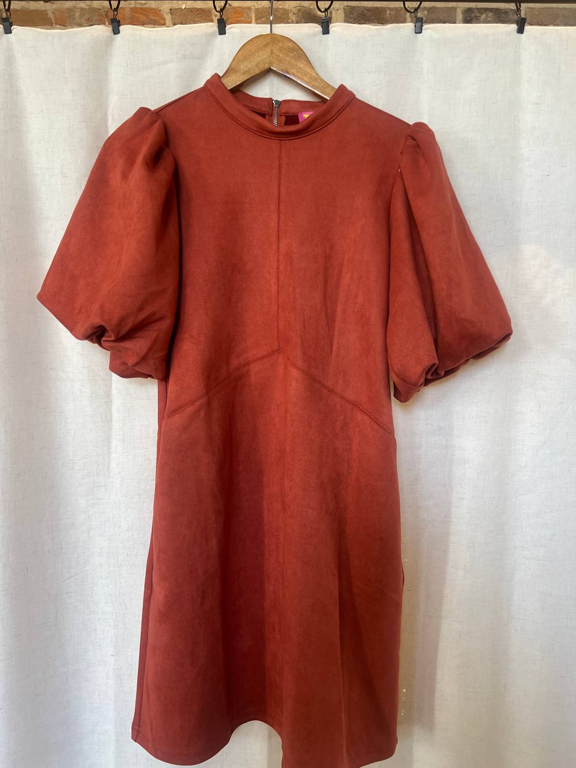 

Платье Sara Suede с короткими рукавами красного цвета THML