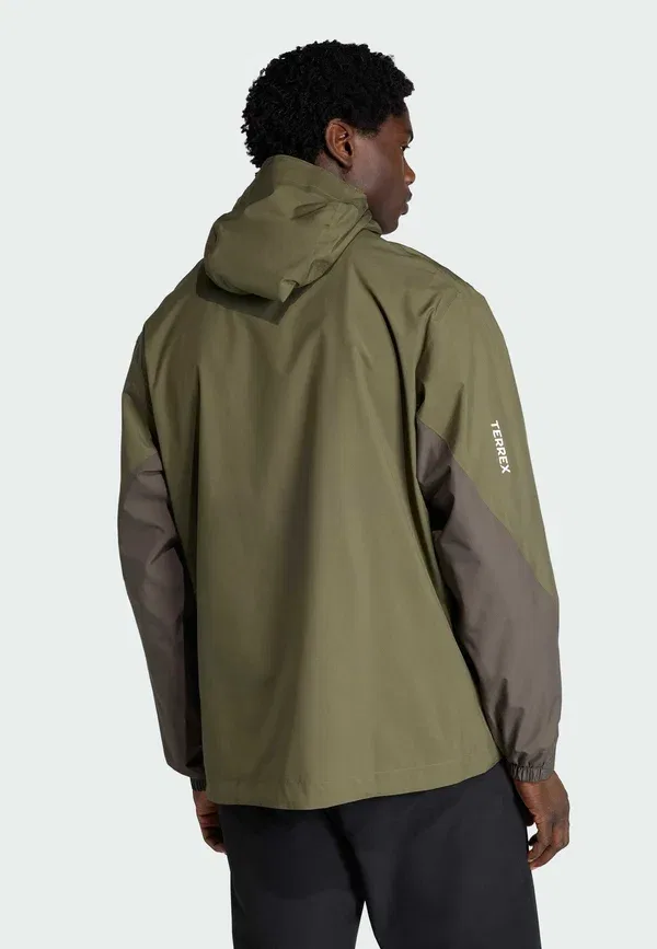 Куртка дождевая водонепроницаемая Adidas Terrex, оливковый страта, теневой оливковый, палаточно-зеленый — фото 2