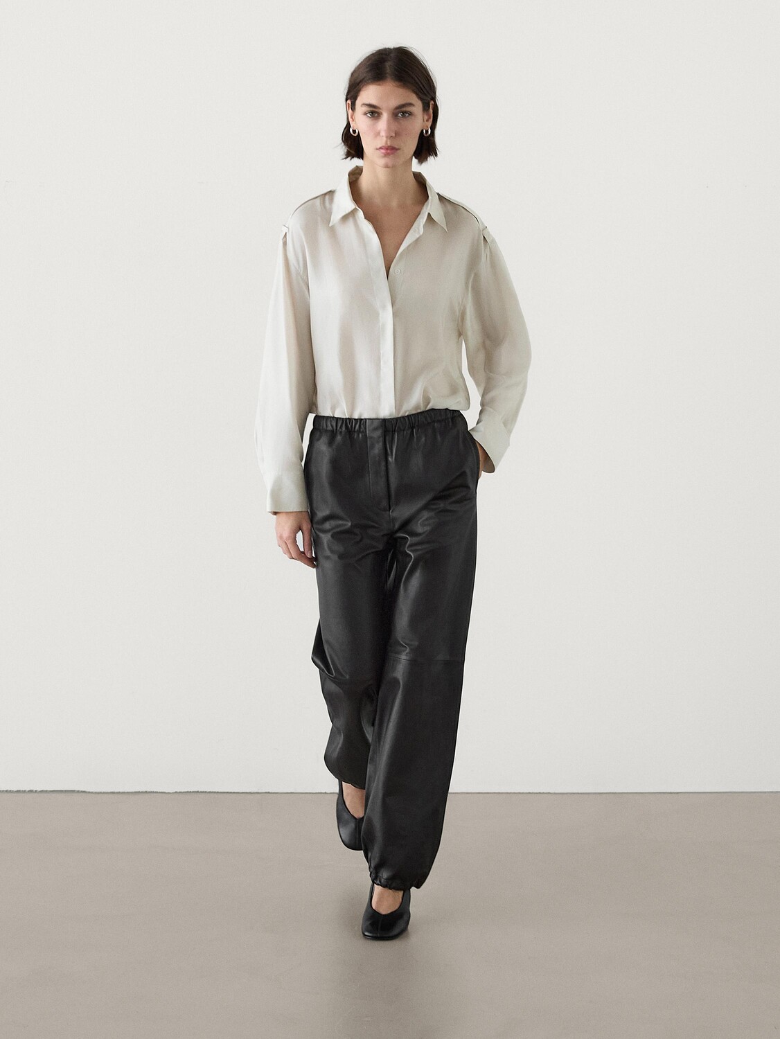 

Рубашка из струящегося шелка с отделкой на плечах Massimo Dutti, бежевый