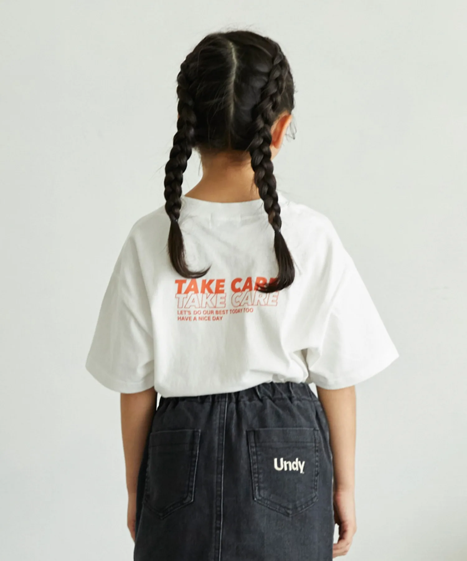 Детская футболка undeny TAKE CARE с принтом белая — фото 2