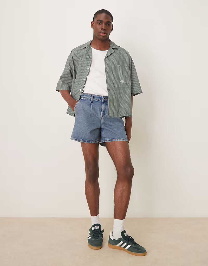 

Короткие узкие джинсовые шорты ASOS DESIGN со складками в цвете средне-синего выцветания