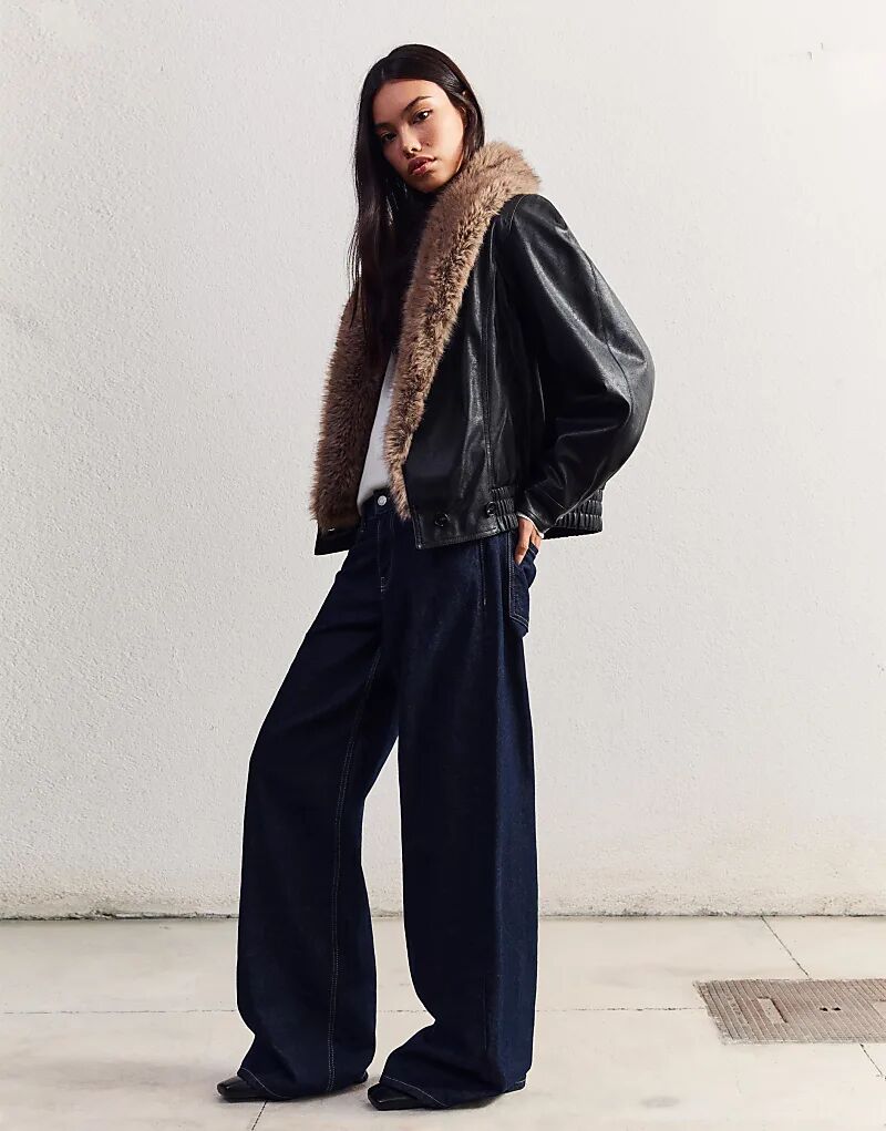 

Куртка Bershka из искусственной кожи с воротником из искусственного меха черного цвета