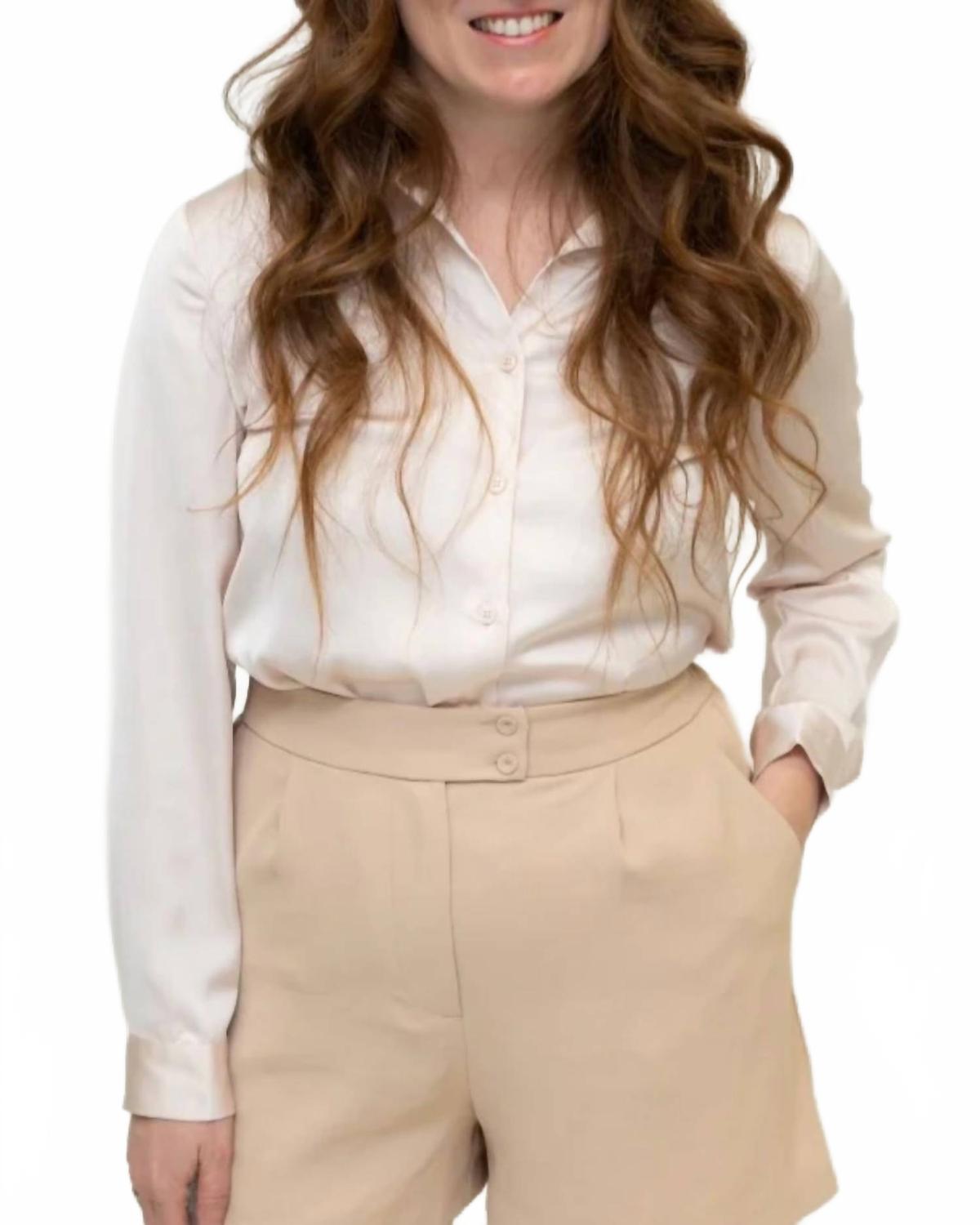 

Атласная рубашка на пуговицах Beckett в мерцающем овсяном цвете SKIES ARE BLUE, Shimmering Oatmeal