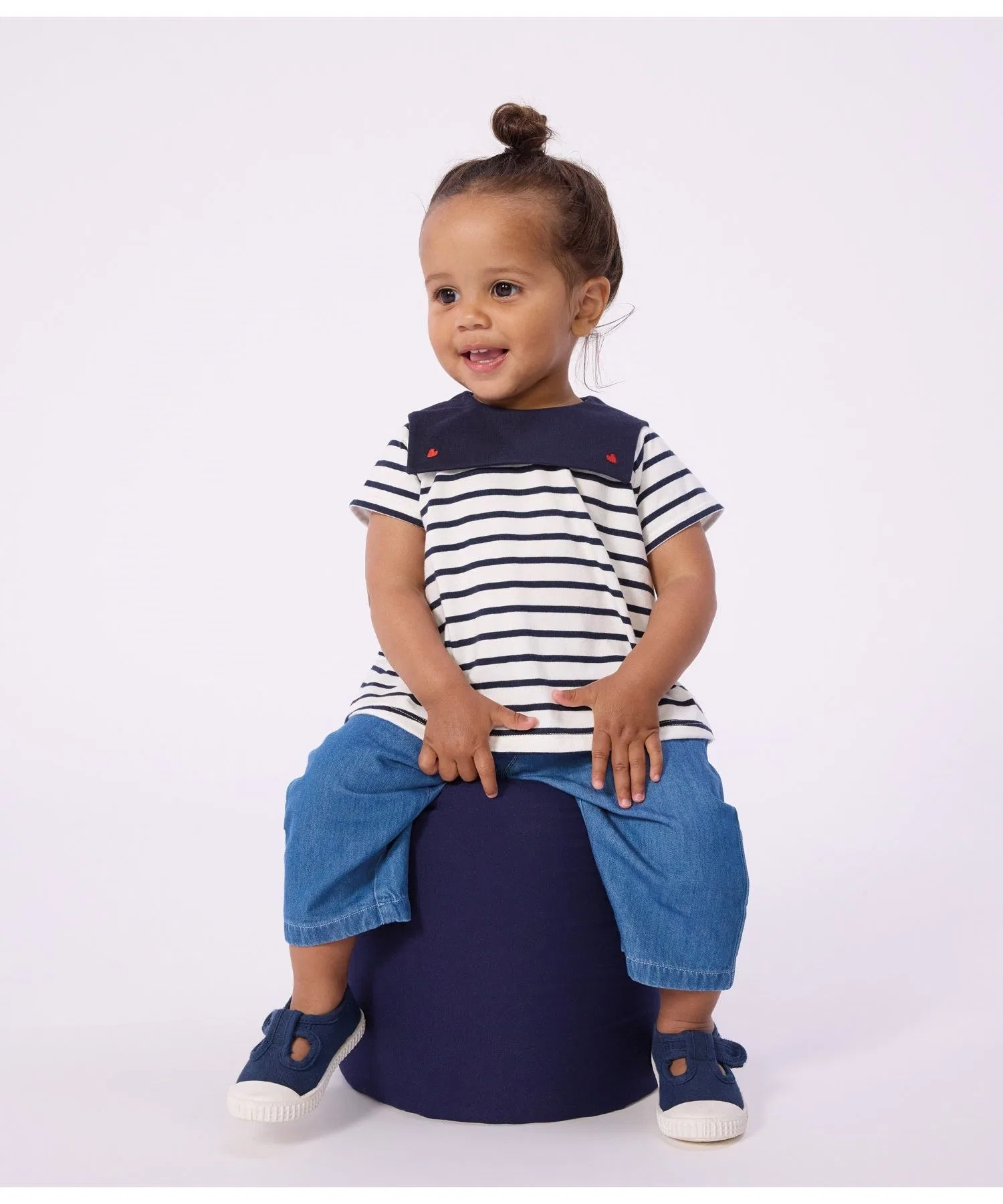 Детская футболка-полосатик Petit Bateau с сердечком бело-тёмно-синяя