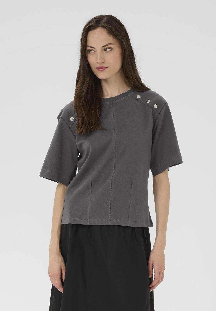 

Футболка Karen by Simonsen TEE, Thunderstorm/Grey, Серый, Футболка Karen by Simonsen TEE, Thunderstorm/Grey