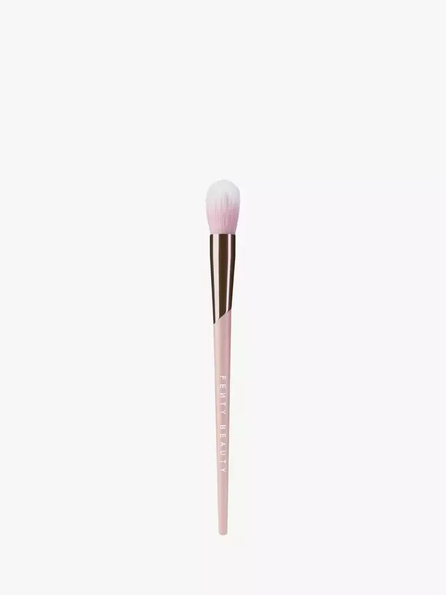 Кисть для точного хайлайтера 135 Fenty Beauty