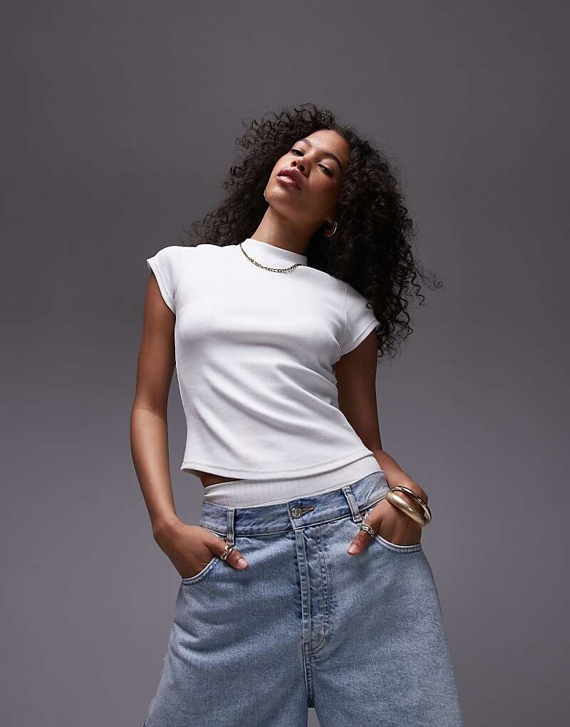 

Белая приталенная футболка в рубчик Topshop с закругленным краем