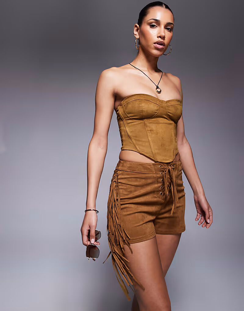 

Короткие шорты из искусственной замши с бахромой светло-коричневого цвета Asos Design