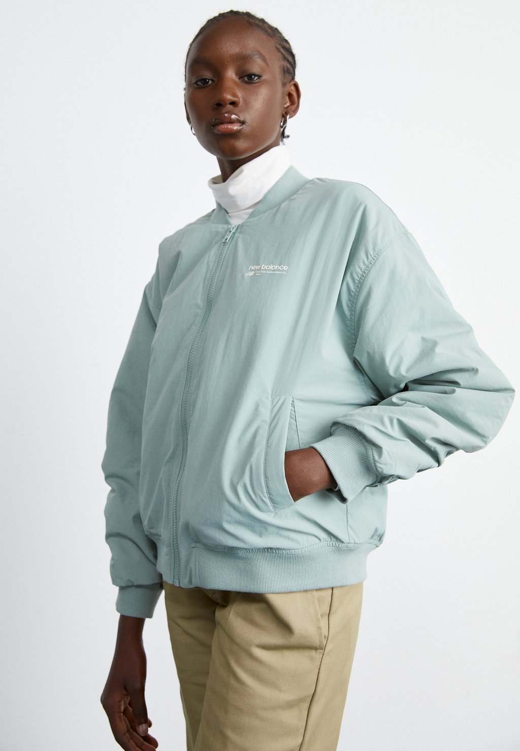 

Куртка New Balance LINEAR HERITAGE JACKET, можжевельник