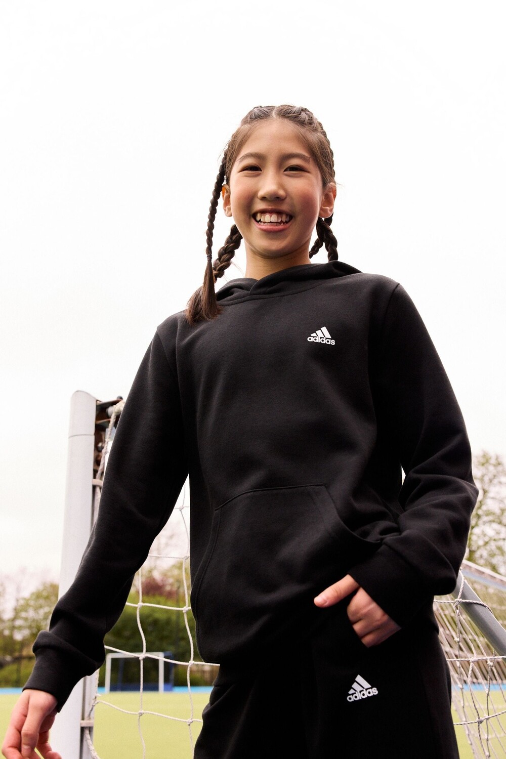 

Детская флисовая толстовка с капюшоном и небольшим логотипом Adidas, черный