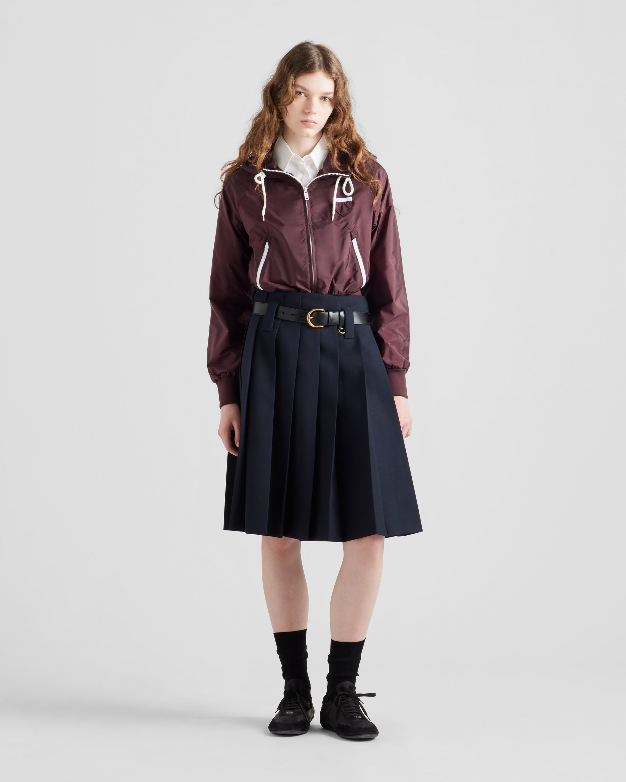 Легкая блузон-куртка из переработанного нейлона Prada, бордовый — фото 2