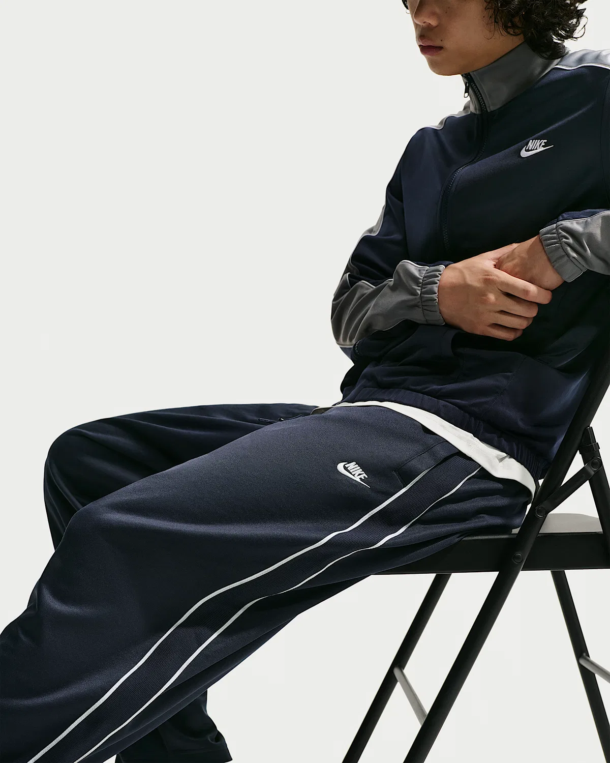 Мужские свободные трикотажные спортивные штаны Nike Sportswear Club, Obsidian/White/White — фото 4