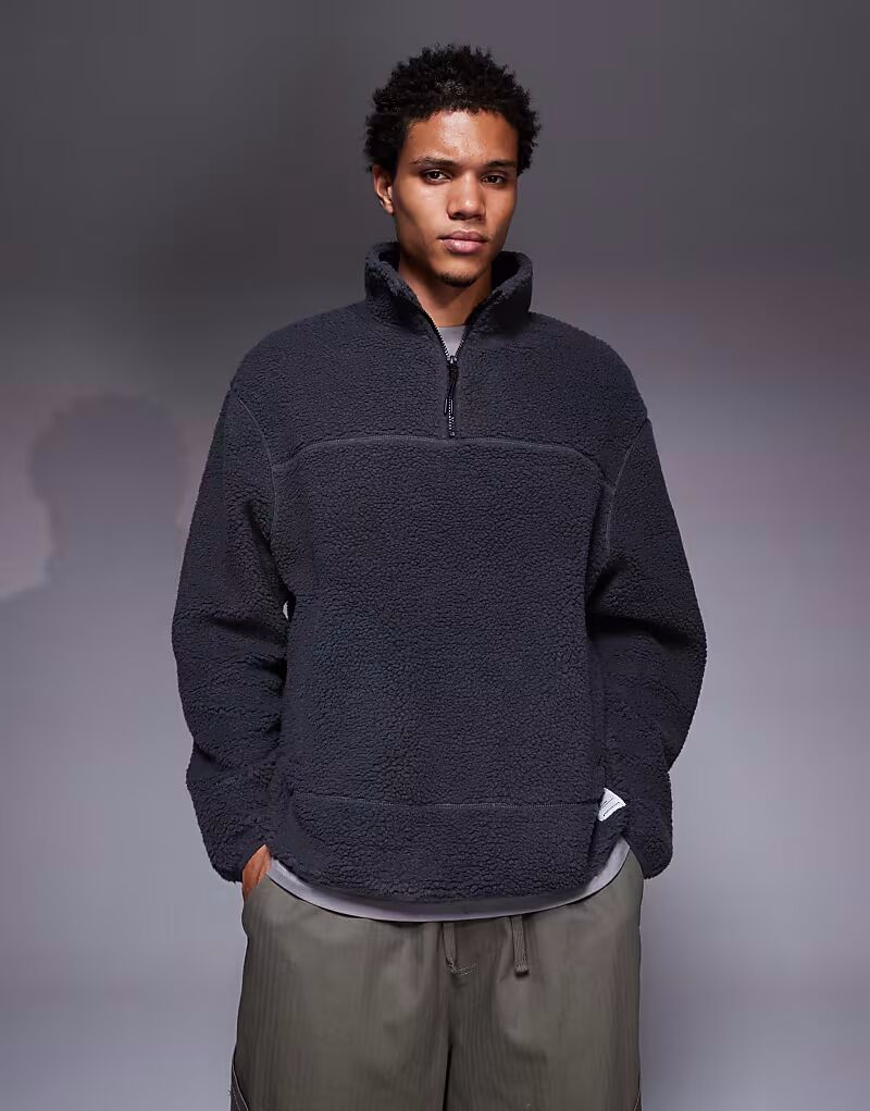 

Свободный свитшот с воротником-стойкой и бордовым принтом серого цвета Asos Design