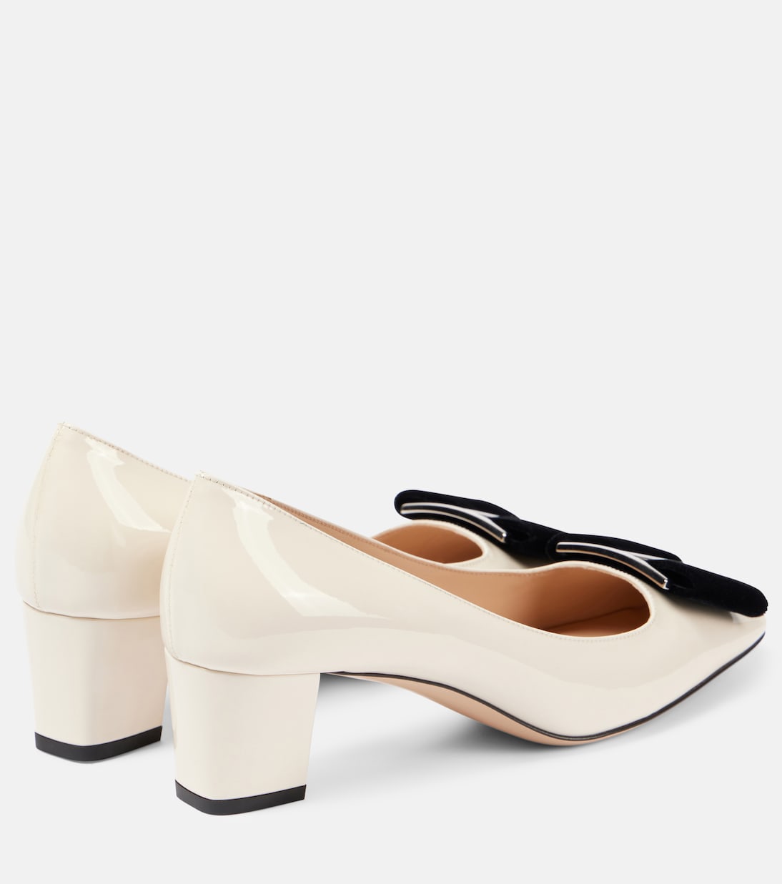 Туфли-лодочки из лакированной кожи Audrey 55 с бантом Tom Ford, Milk + Black — фото 2