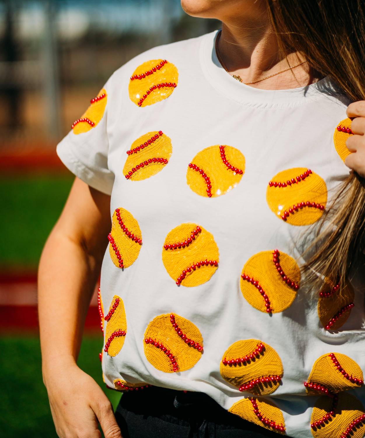 

Белая футболка с принтом в виде разбросанных мячей QUEEN OF SPARKLES