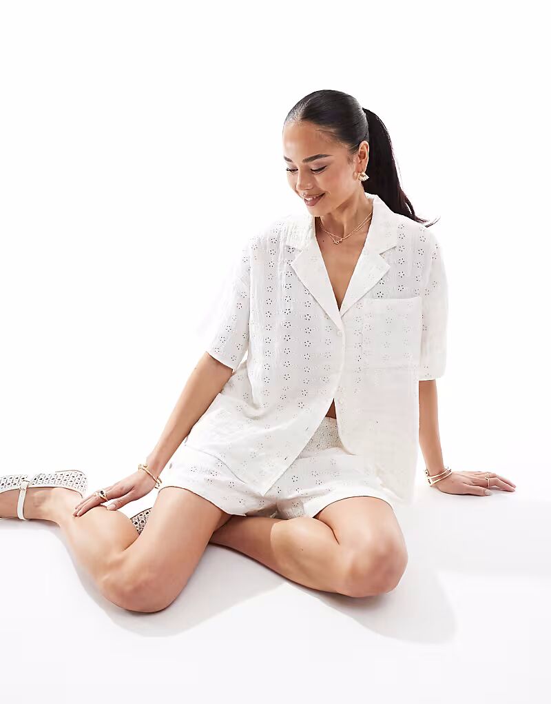 

Рубашка ASOS DESIGN с воротником-стойкой и вышивкой кремового цвета
