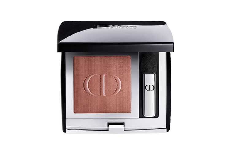 

Индивидуальные монохромные тени для век с эффектом стойкости, легко растушевываются, подчеркивают взгляд DIOR