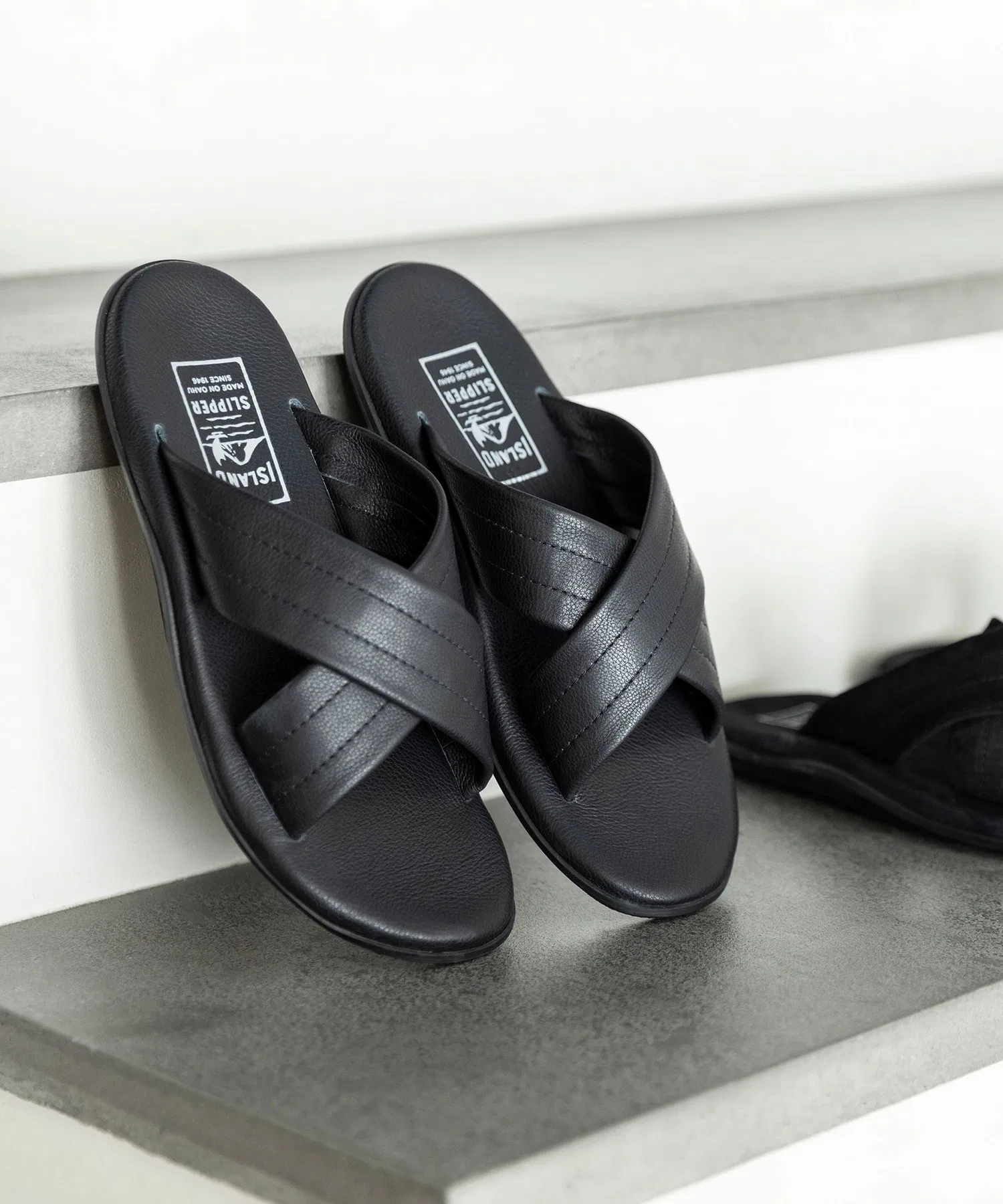 Мужские кожаные сандалии ISLAND SLIPPER с перекрестными ремешками чёрные