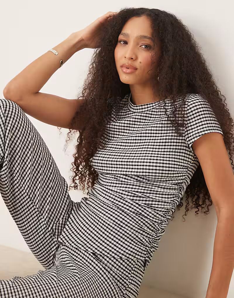 

Футболка ASOS DESIGN с асимметричным кроем и сборками по бокам в клетку