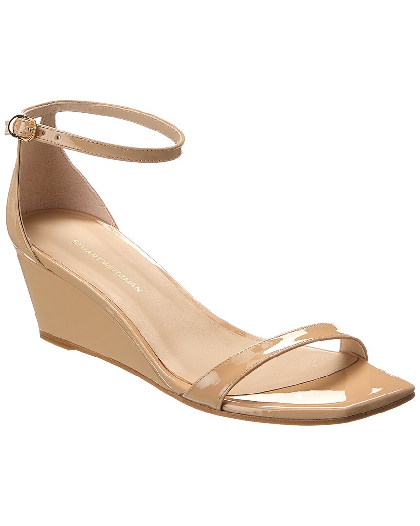 Stuart Weitzman Nudistcurve 50 Patent Sandal, бежевый