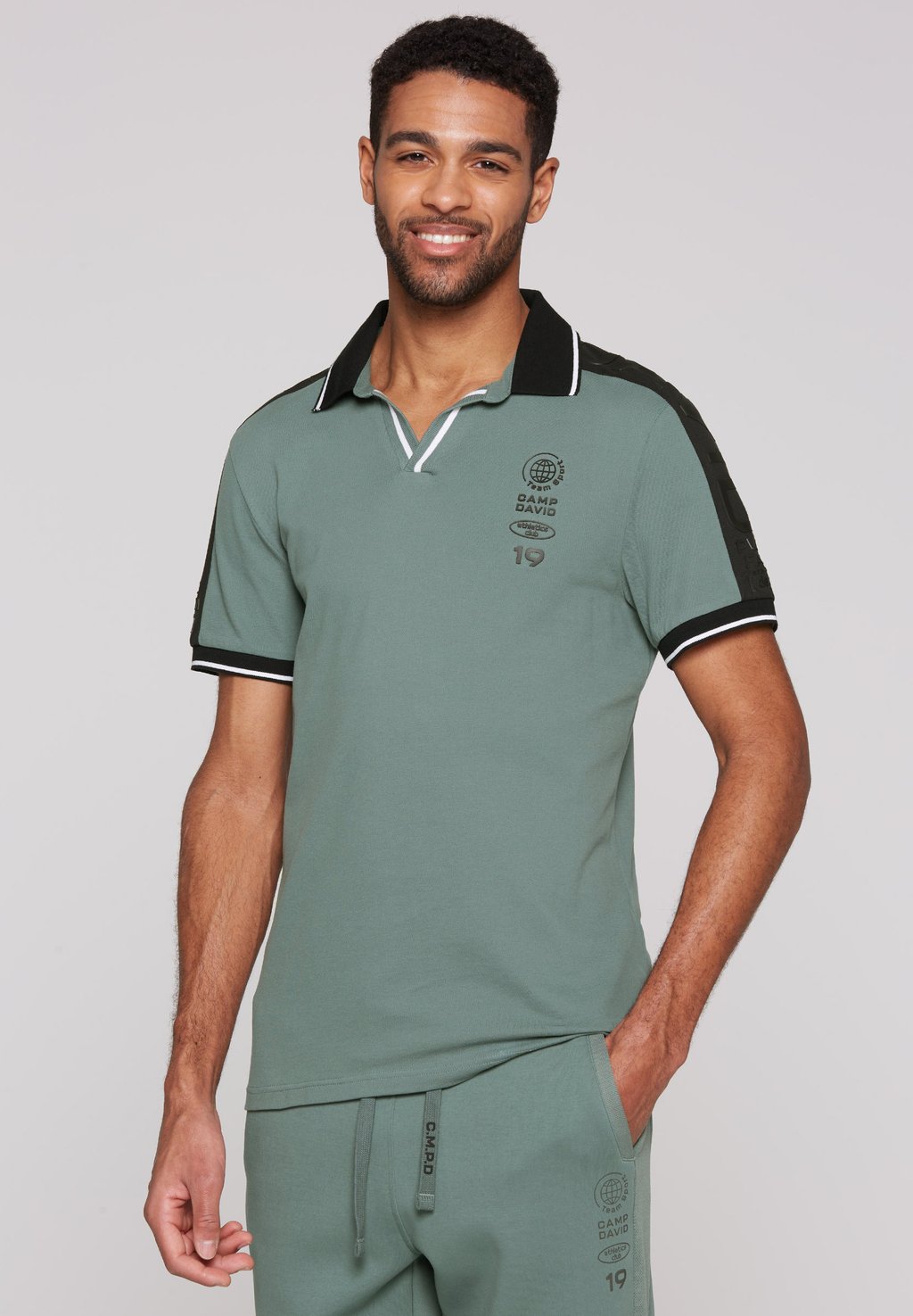 

Рубашка поло MIT V-NECK UND SCHULTEREINSÄTZEN Camp David, темно-зеленый